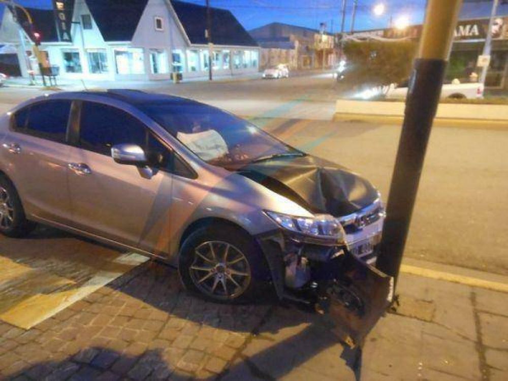 Automovilista choc� un sem�foro sobre Perito Moreno