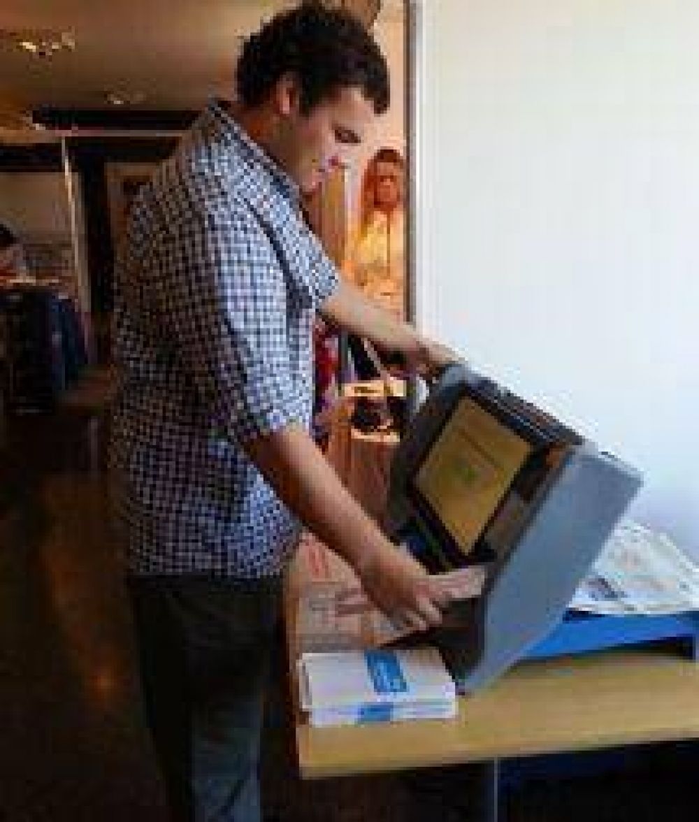 El sistema de voto electr�nico de Salta estuvo presente en la IV Cumbre de Comunicaci�n Pol�tica