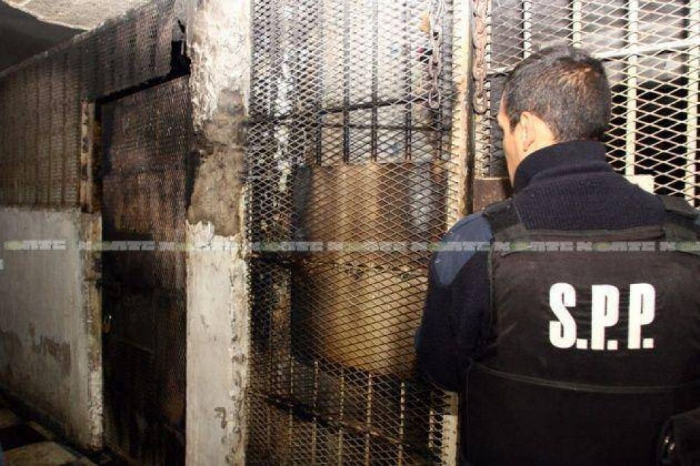 Enfrentamiento y quema de colchones en la alcaid�a