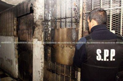 Enfrentamiento y quema de colchones en la alcaid�a