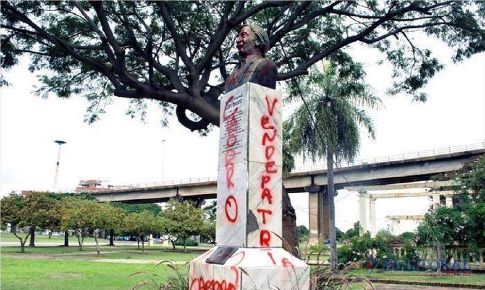 Furia k por pintadas al busto del ex presidente N�stor Kirchner
