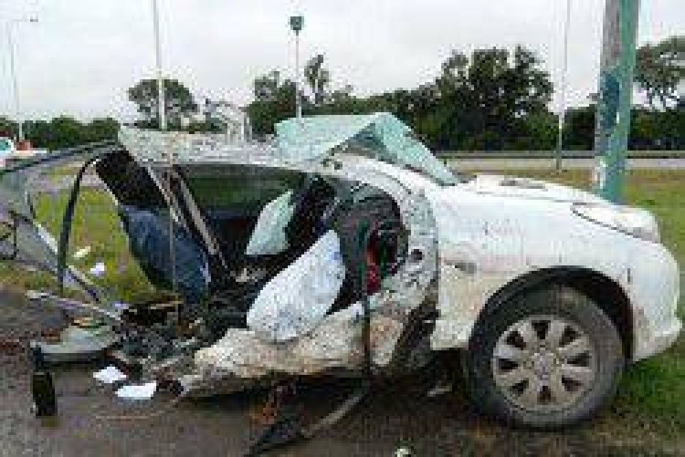 Un Peugeot se parti� en dos tras chocar contra una columna