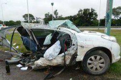 Un Peugeot se parti� en dos tras chocar contra una columna