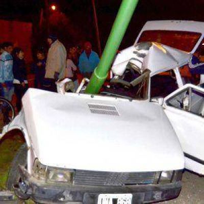 Le ense�aba a manejar a su hermano, chocaron contra una columna y muri�