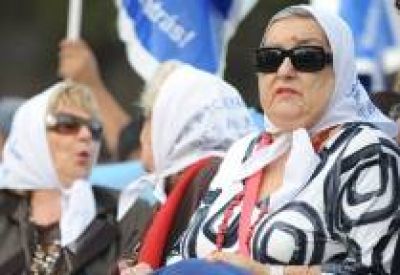 Hebe qued� "con bronca y tristeza" tras muerte de Videla