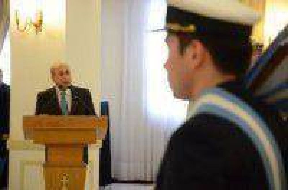 Puricelli afirm� que las bases ant�rticas tienen "provisiones para tres meses"