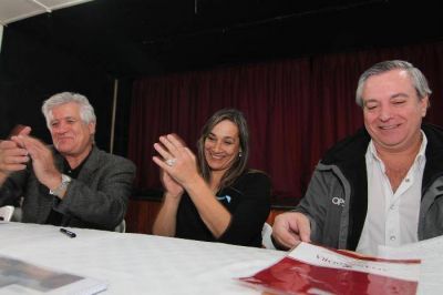 Firman convenio para recubrir canal principal en Cinco Saltos