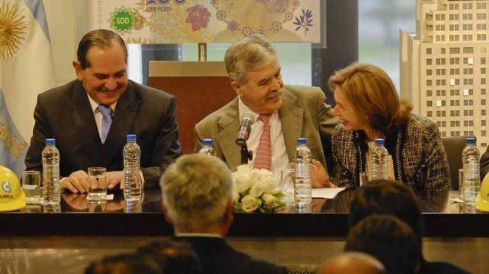 En la Rosada, Alperovich atac� a la oposici�n y le hizo un "mimo" electoral al kirchnerismo