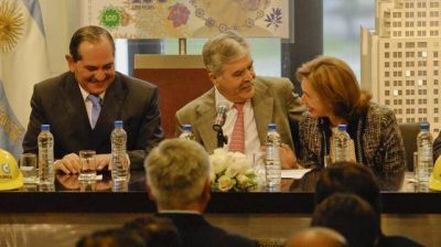 En la Rosada, Alperovich atac� a la oposici�n y le hizo un "mimo" electoral al kirchnerismo