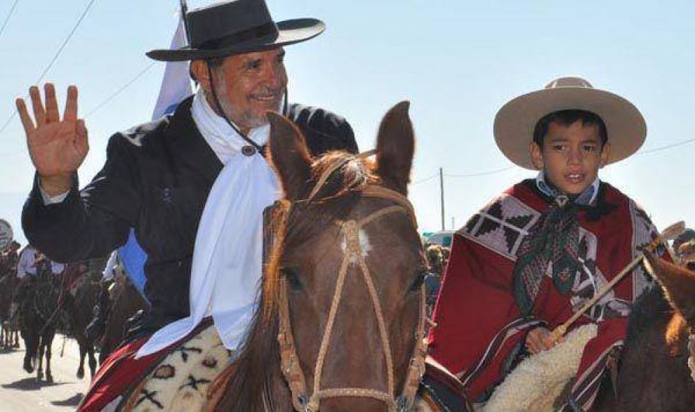 El Gobernador acompa�� el paso de m�s de 1500 gauchos