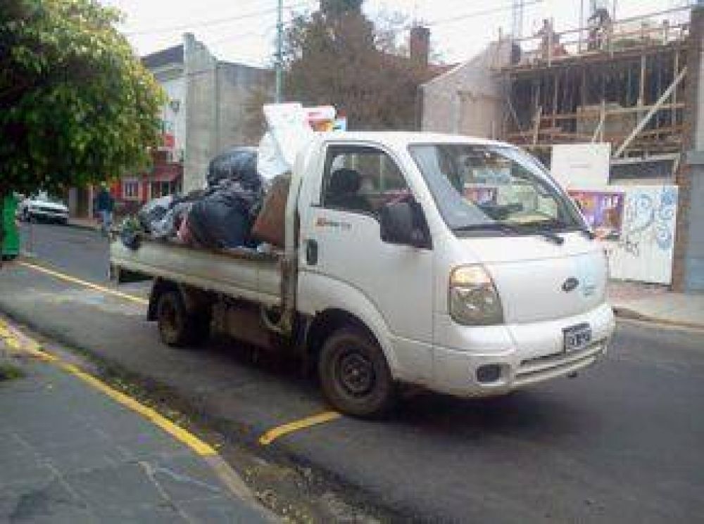 A falta de camiones volcadores, la Comuna lleva la basura en camionetas