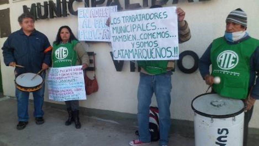 Empleados de Valle Viejo se encadenaron al municipio