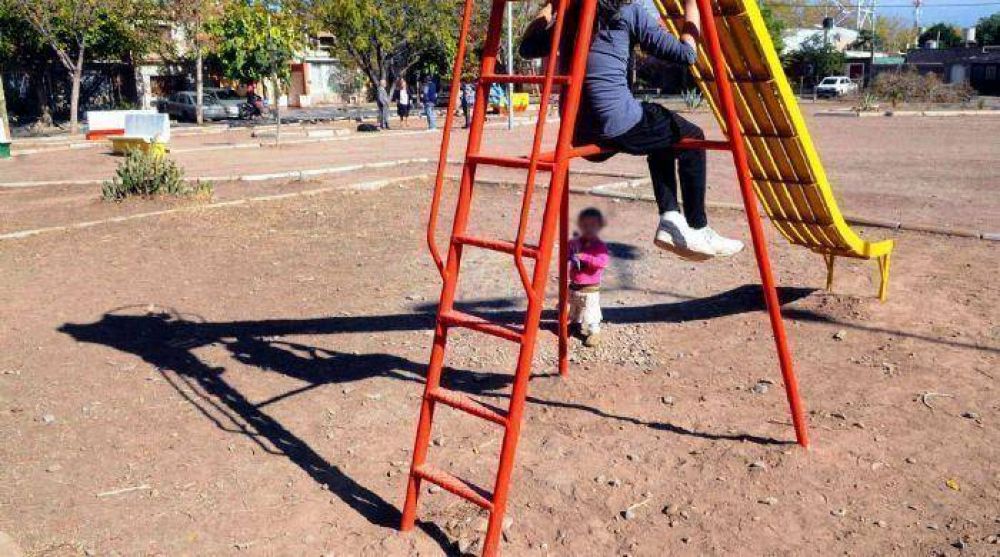 Instalan cisternas para riego de plazas y �rboles en Las Heras