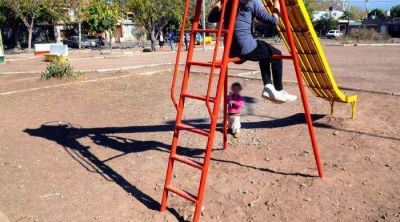 Instalan cisternas para riego de plazas y �rboles en Las Heras
