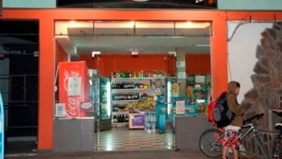 Asaltan a punta de pistola a una kiosquera y a un remisero