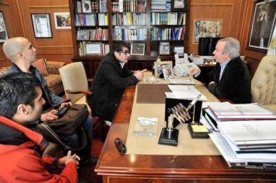 El gobernador se reuni� con integrantes de la escuela de SUKATA Santa Cruz que organiza certamen nacional