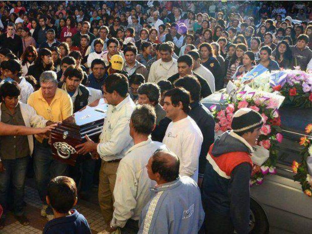 Multitudinario adi�s a la ni�a asesinada en Joaqu�n V. Gonz�lez