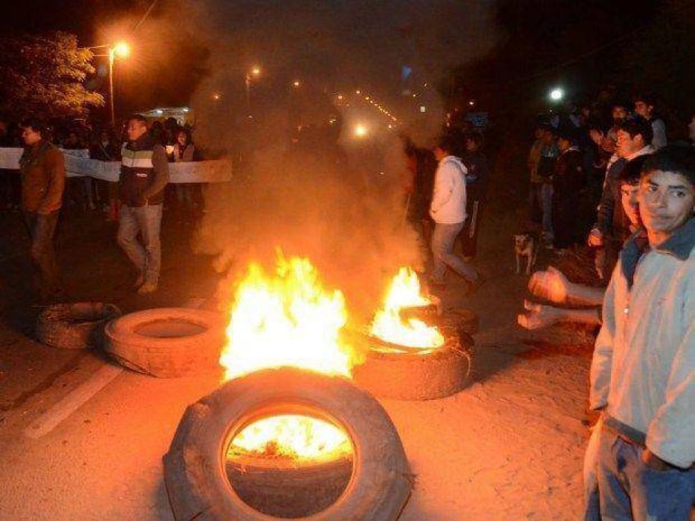 Los vecinos cortaron anoche la ruta 16