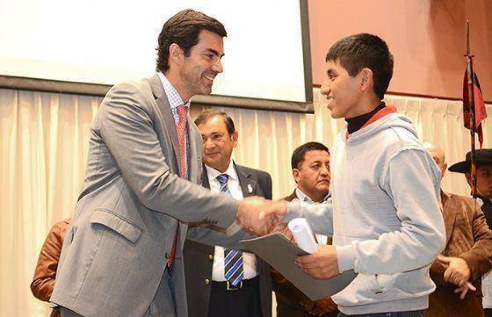 El esfuerzo de estudiantes salteos con los mejores promedios fue reconocido por el gobernador Urtubey