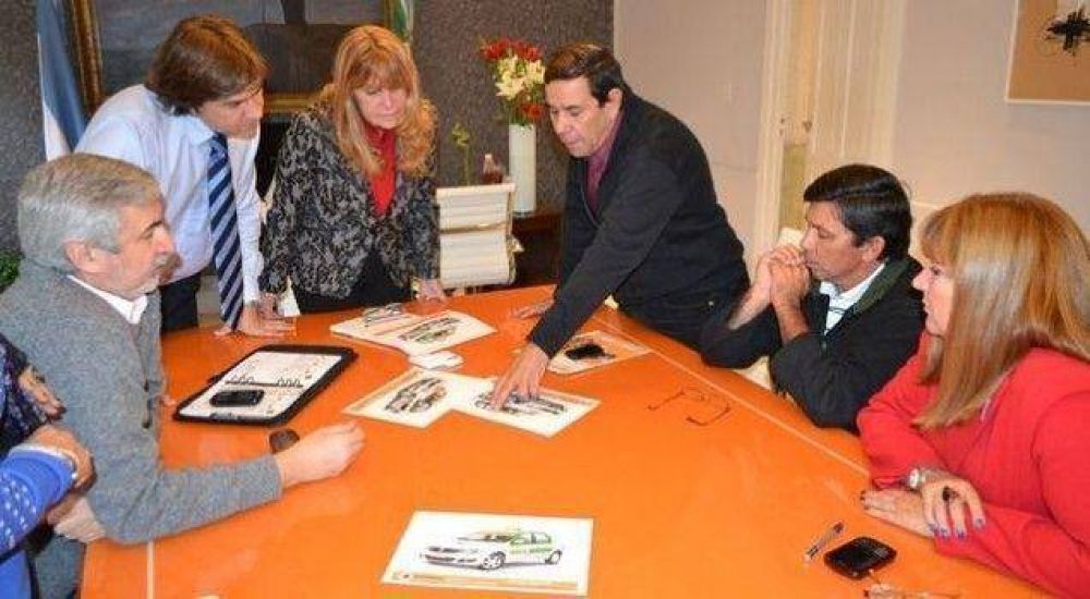 Los radio taxis apoyan la idea de identificar a las unidades