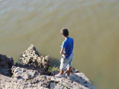 Fue a pescar, cay� a las rocas y muri� en el acto