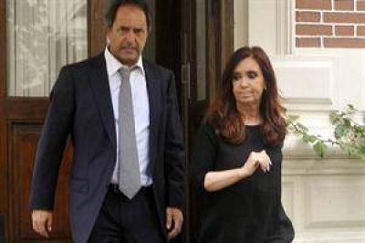 Cristina Kirchner se muestra de nuevo con Daniel Scioli, tras la pol�mica por la inundaci�n de La Plata