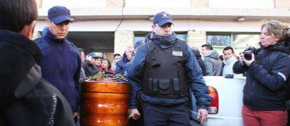 Masivo adi�s al polic�a asesinado