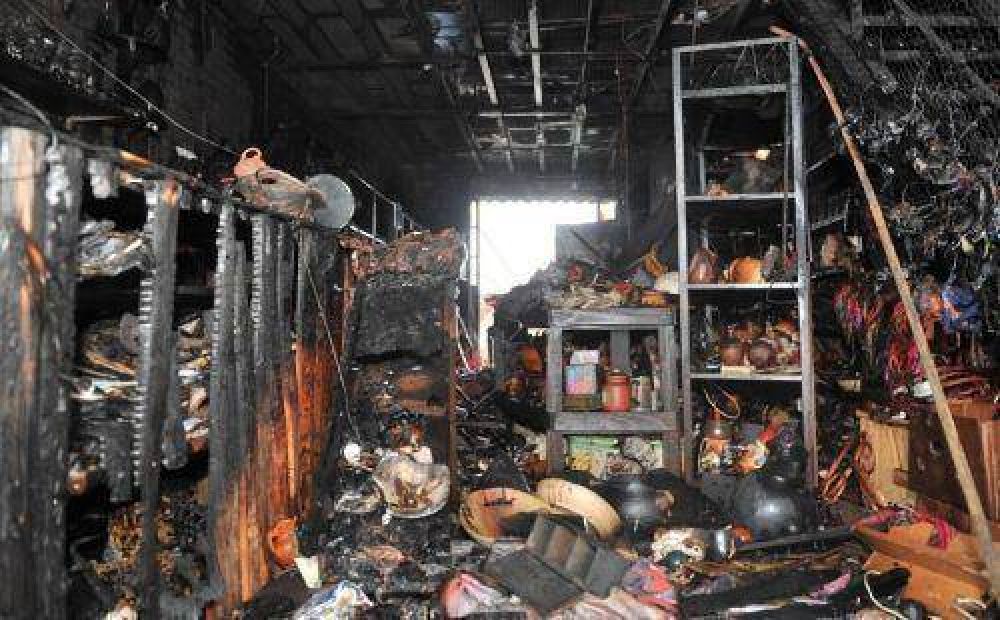 Ofrecen asistencia para recomponer comercios da�ados por incendio en Puerto de Frutos