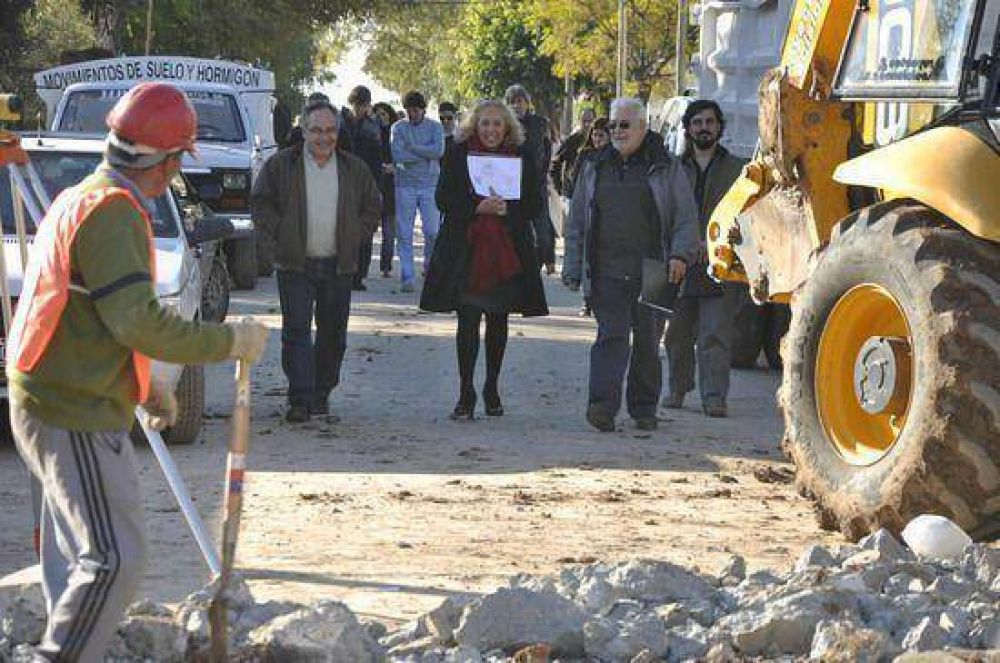 La intendente Stella Giroldi recorri� el avance de obra de las cloacas en Barrio Alberdi 