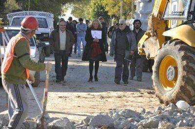 La intendente Stella Giroldi recorri� el avance de obra de las cloacas en Barrio Alberdi 