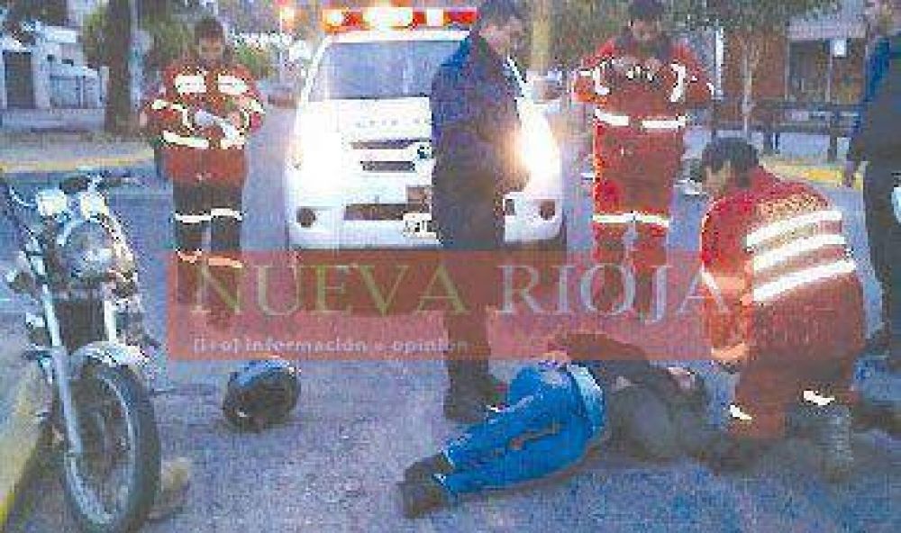 Taxista choc� a una moto y fug�