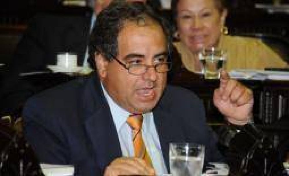 Un radical sube la apuesta y pide la renuncia de un ministro K