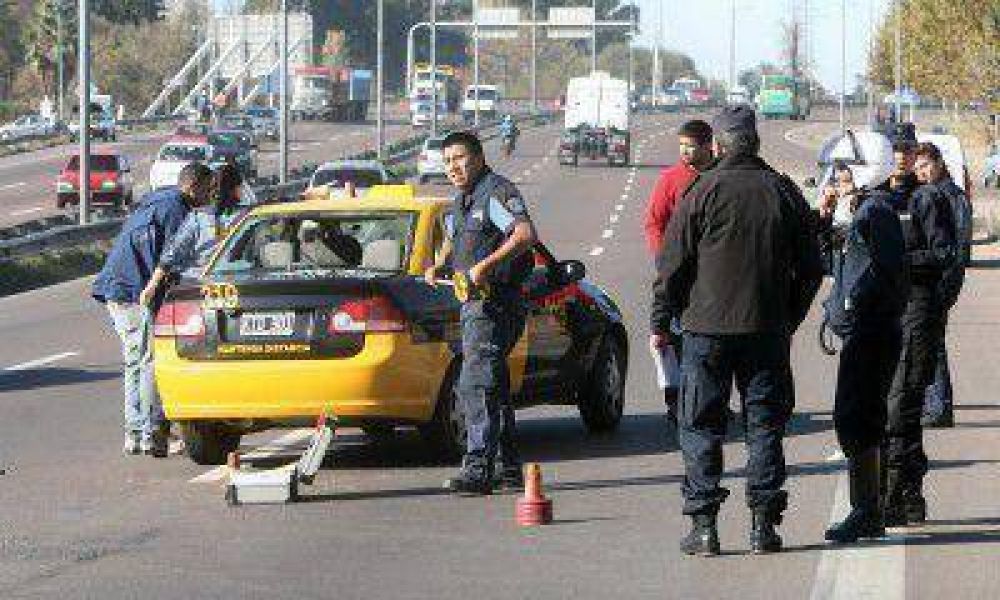 Un peat�n fue embestido en el Acceso Este a la altura de la rotonda del C�ndor
