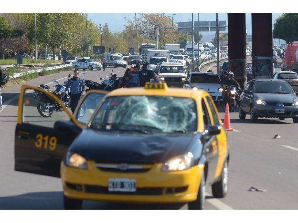 Intent� cruzar el Acceso Este, lo atropellaron y hubo serios trastornos