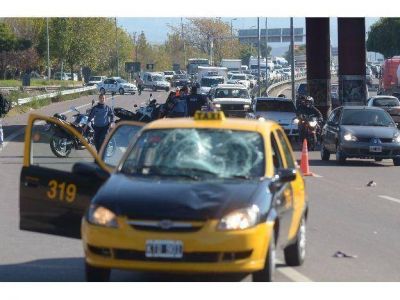 Intent� cruzar el Acceso Este, lo atropellaron y hubo serios trastornos