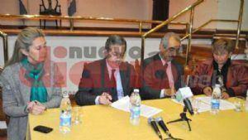 Firman un convenio para conformar la Mesa Intersectorial Provincial