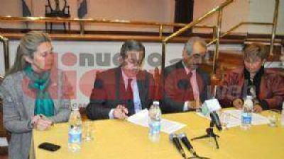 Firman un convenio para conformar la Mesa Intersectorial Provincial
