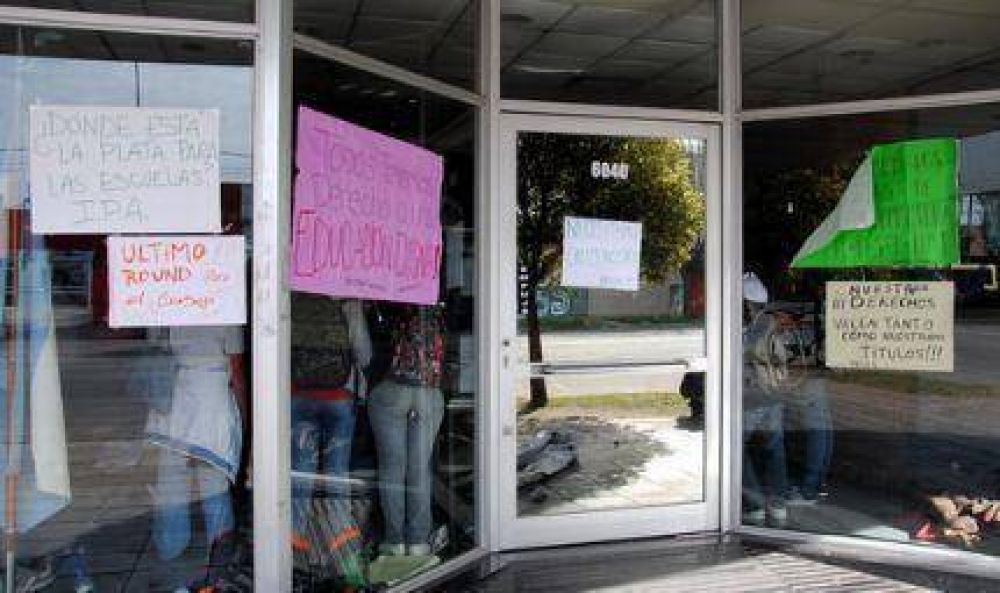Varias escuelas siguen tomadas y el viernes los estudiantes marchar�n al Municipio