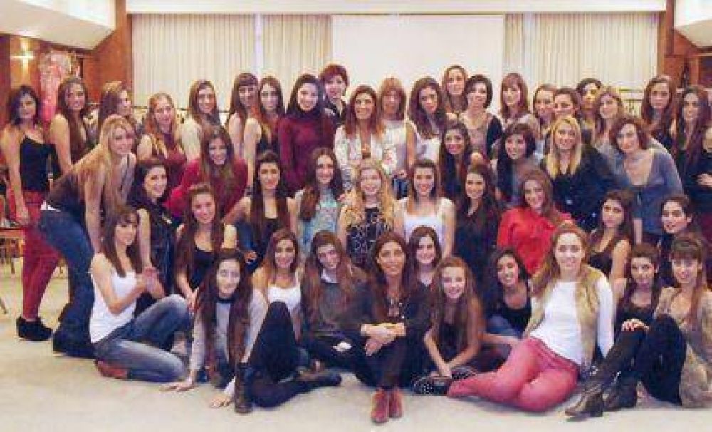 Egresadas de la Escuela de Modelos de Anabella Pagni tuvieron su esperado desfile