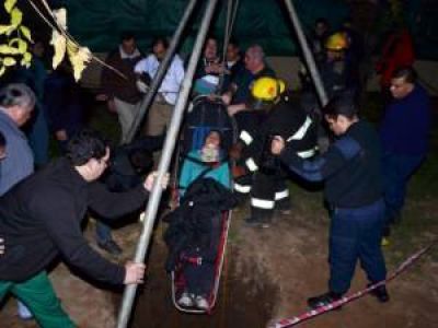 Salvan a una chica que cay� en un pozo
