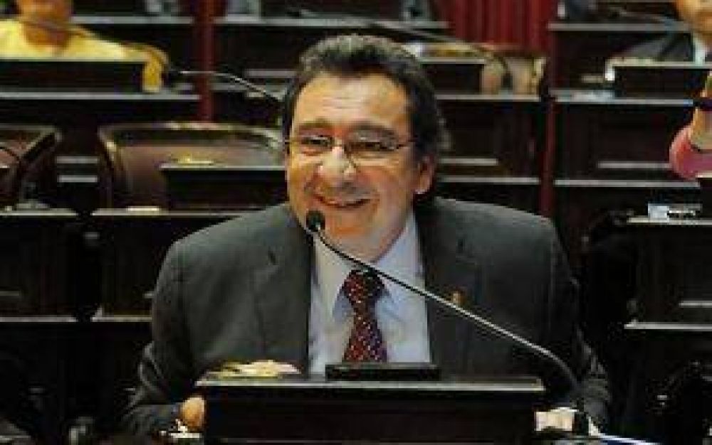 Acusan al senador Castillo de �mit�mano de doble discurso�