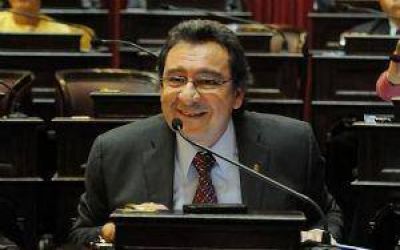 Acusan al senador Castillo de �mit�mano de doble discurso�