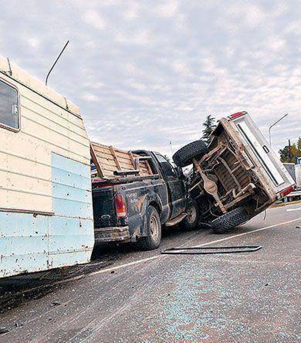 Choque y vuelco en la circunvalaci�n
