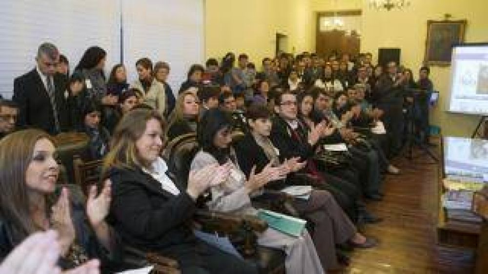 El Gobierno entreg� 20 personer�as jur�dicas y firm� convenio con el Colegio de Abogados