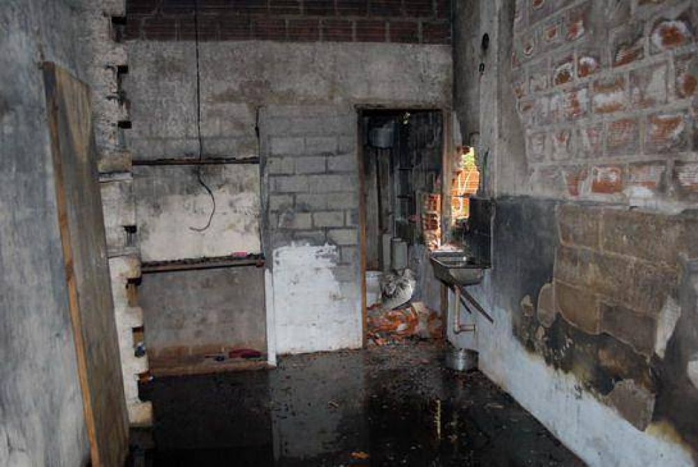 Salvan a tres ni�os de un incendio en Posadas, uno esta grave
