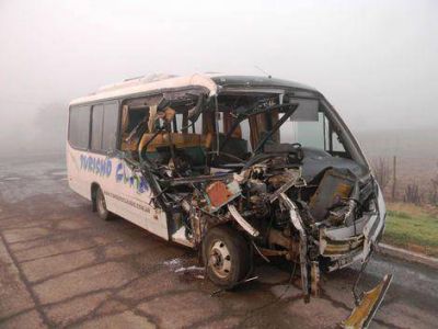 Choc� una camioneta con 15 pasajeros en la Ruta Nacional 5 