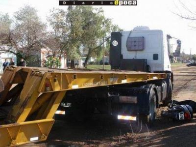 Joven motociclista muri� al chocar contra un cami�n en Monte Caseros