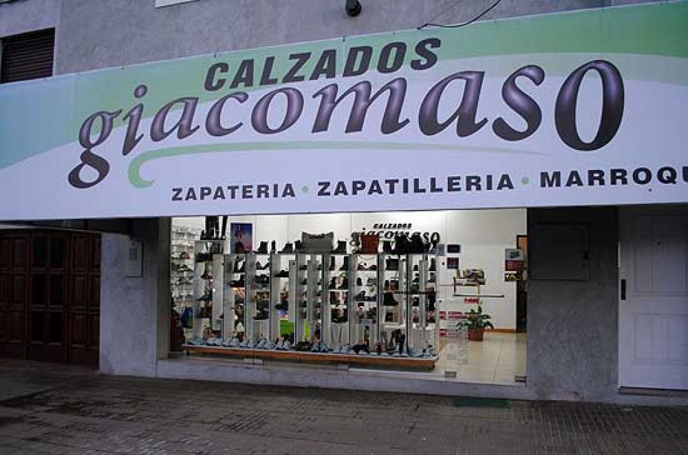 Enga�� a la vendedora y se llev� la recaudaci�n de una zapater�a