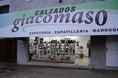 Enga�� a la vendedora y se llev� la recaudaci�n de una zapater�a
