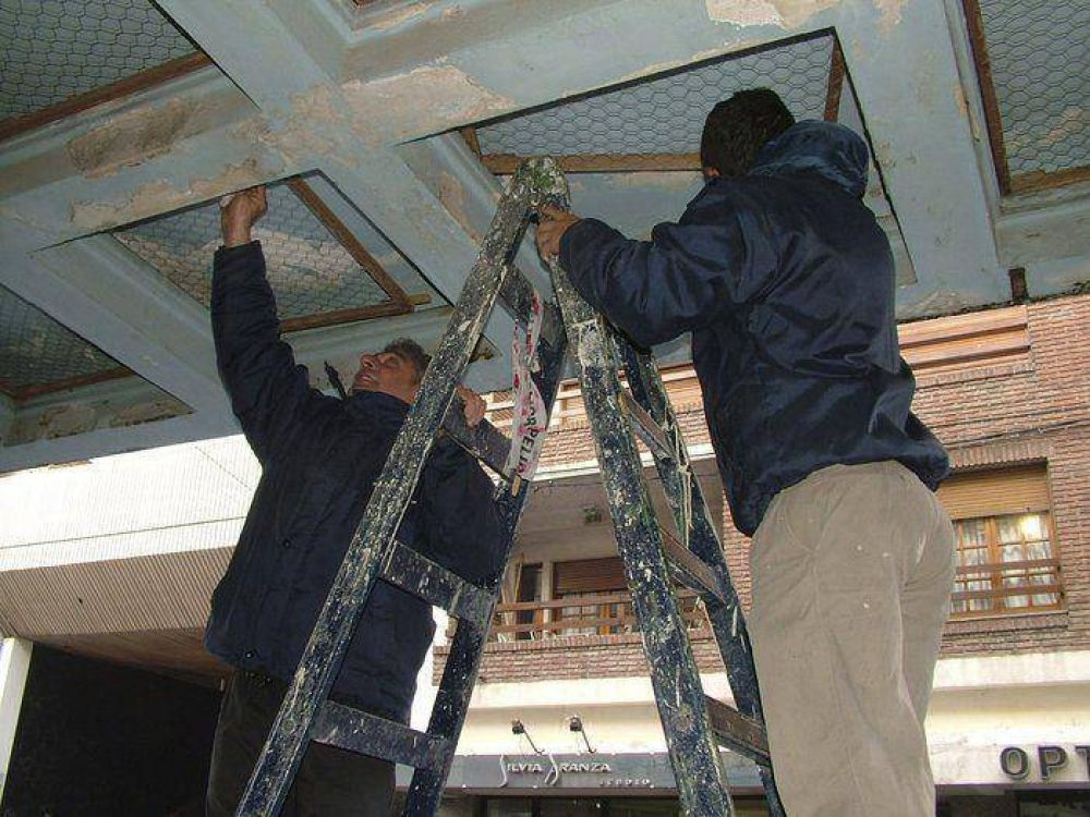 Trabajan en la puesta en valor de la fachada del Centro Cultural San Mart�n
